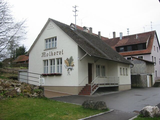 Das Foto zeigt die Molkerei Kleinengstingen, ein Gebäude in dem die Ortsgruppe Kleinengstingen des Schwäbischen Albvereins ihre Treffen veranstaltet.