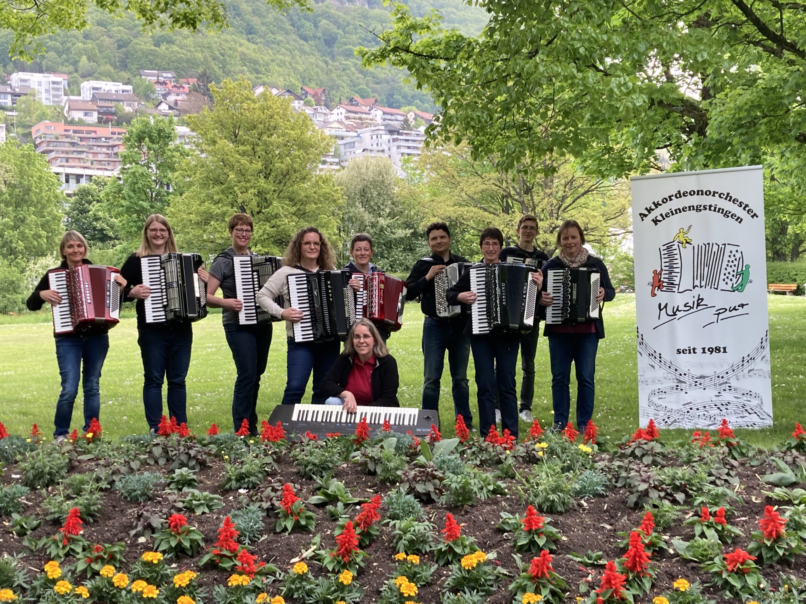 Das Foto zeigt die Mitglieder:innen der Akkordeongruppe des Schwäbischen Albvereins der Ortsgruppe Kleinengstingen.